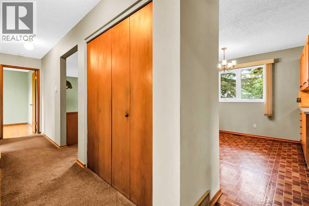 Single Family House Bungalow for Sale in  Hunterfield Road NW Huntington Hills Calgary 