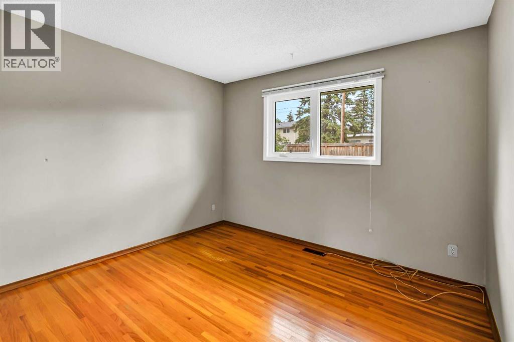 Single Family House Bungalow for Sale in  Hunterfield Road NW Huntington Hills Calgary 