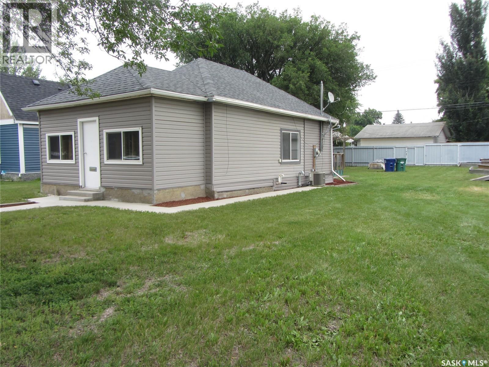 Photo 2 of 916 Weldon Avenue S, Saskatoon SK