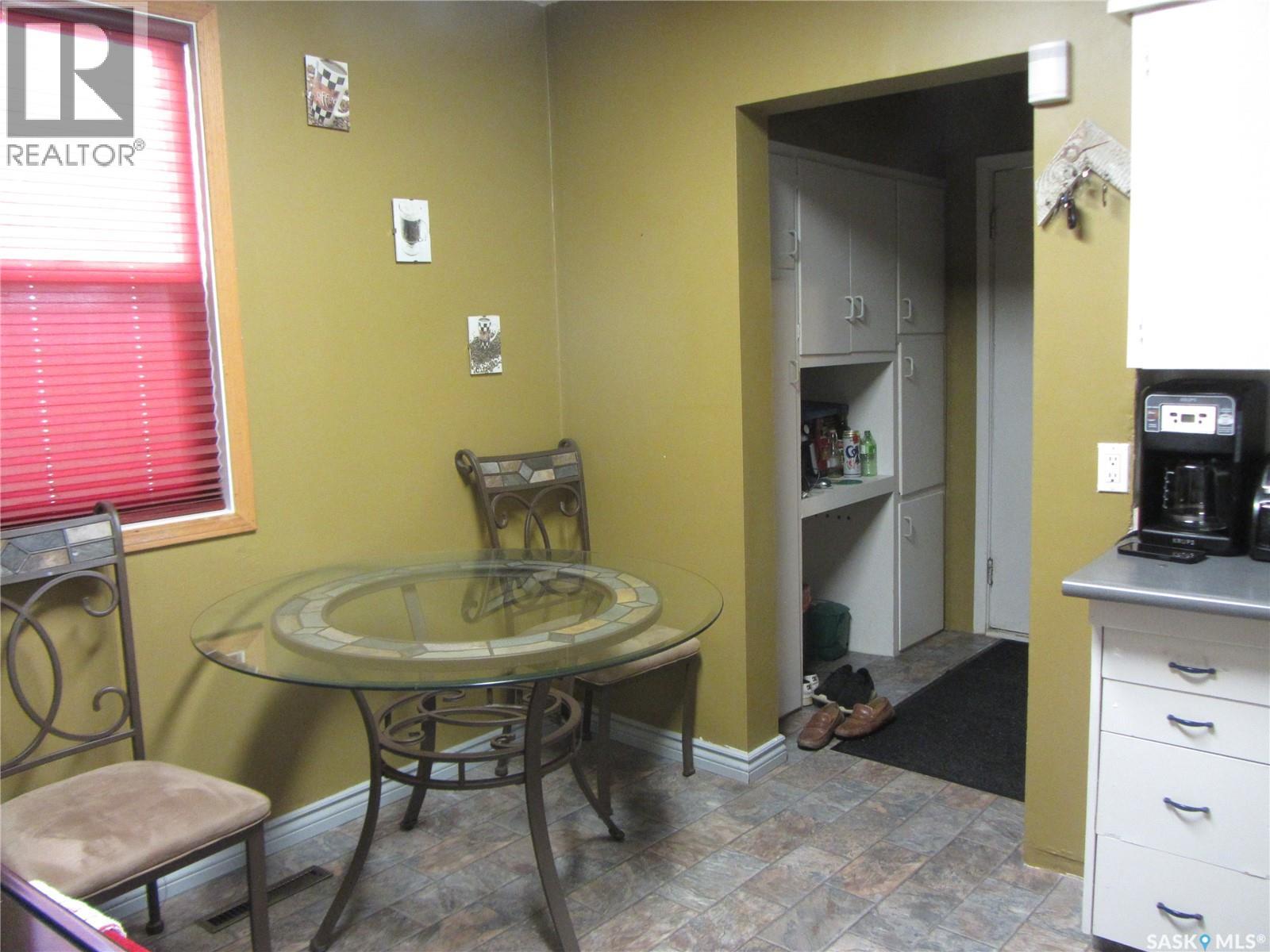 Photo 6 of 916 Weldon Avenue S, Saskatoon SK
