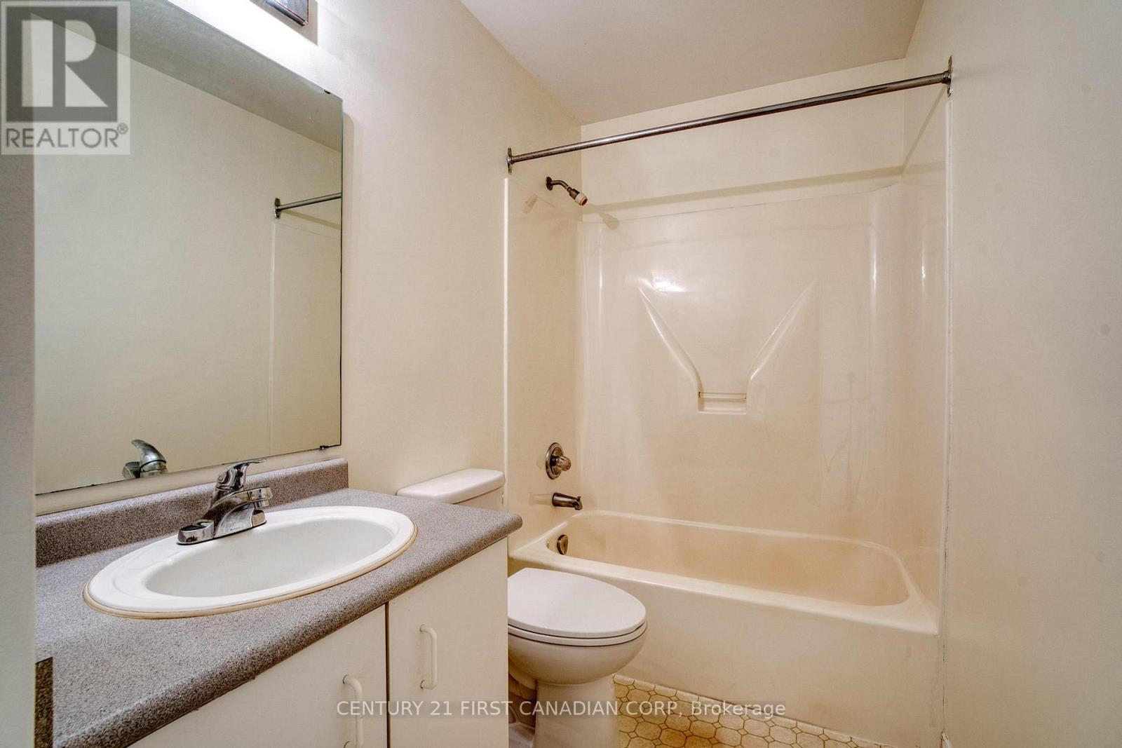 Photo 3 of 89 9 Ailsa Place, London South ON