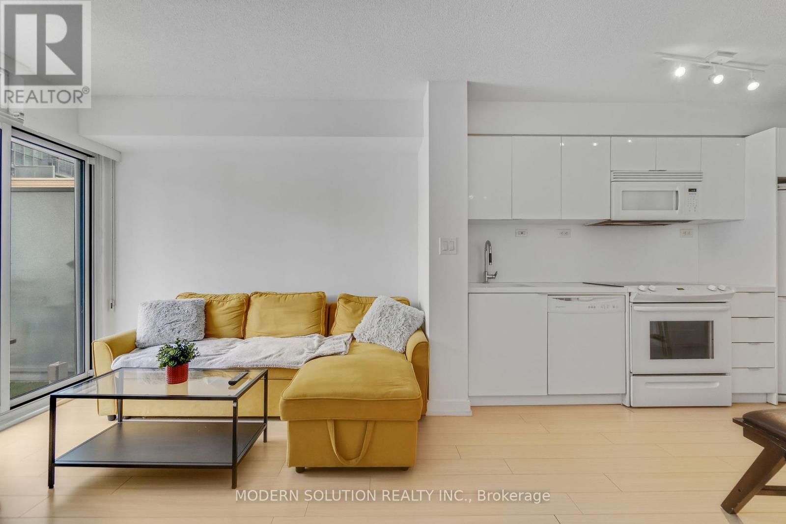 Photo 6 of 925 10 Capreol Court, Toronto ON