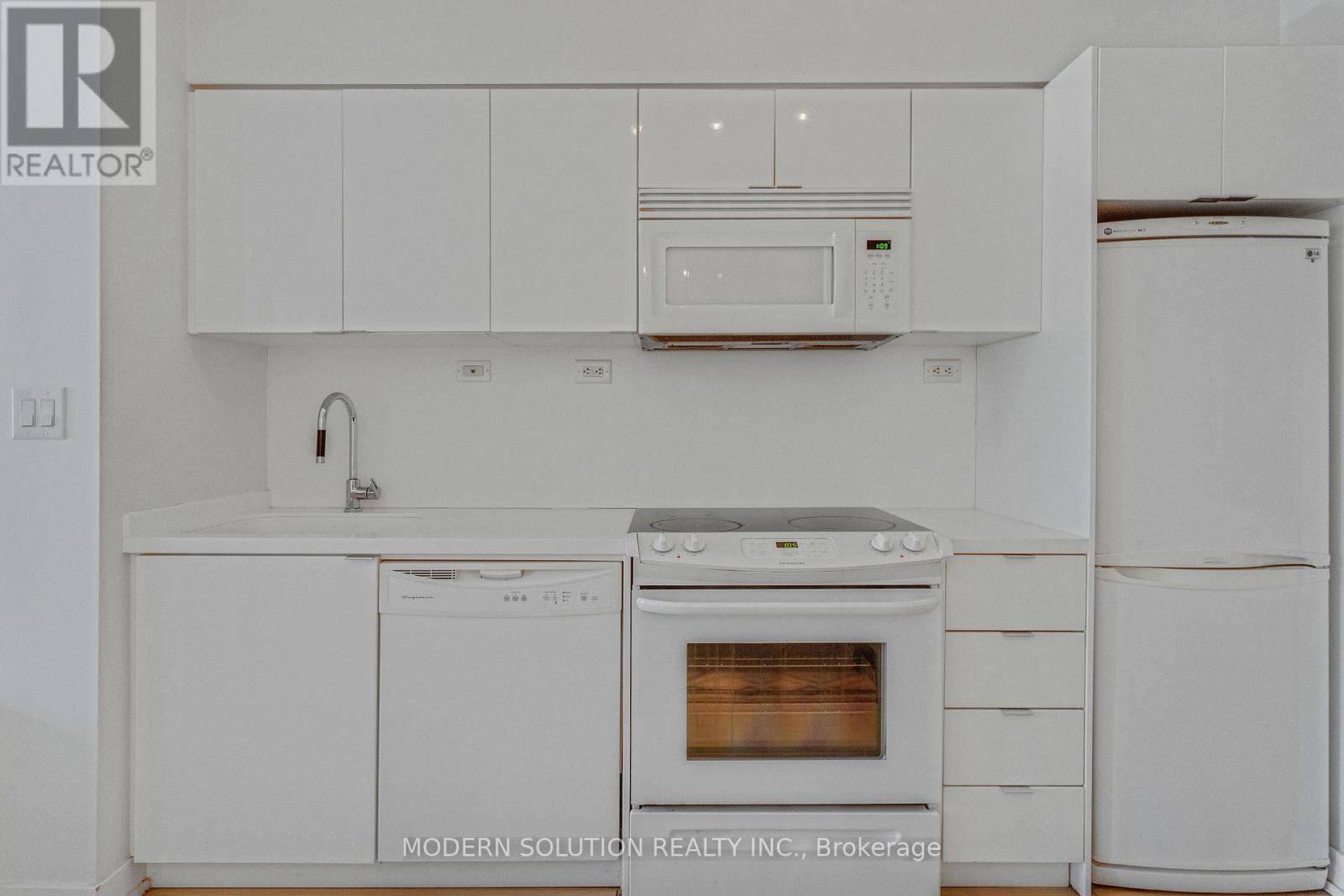 Photo 3 of 925 10 Capreol Court, Toronto ON