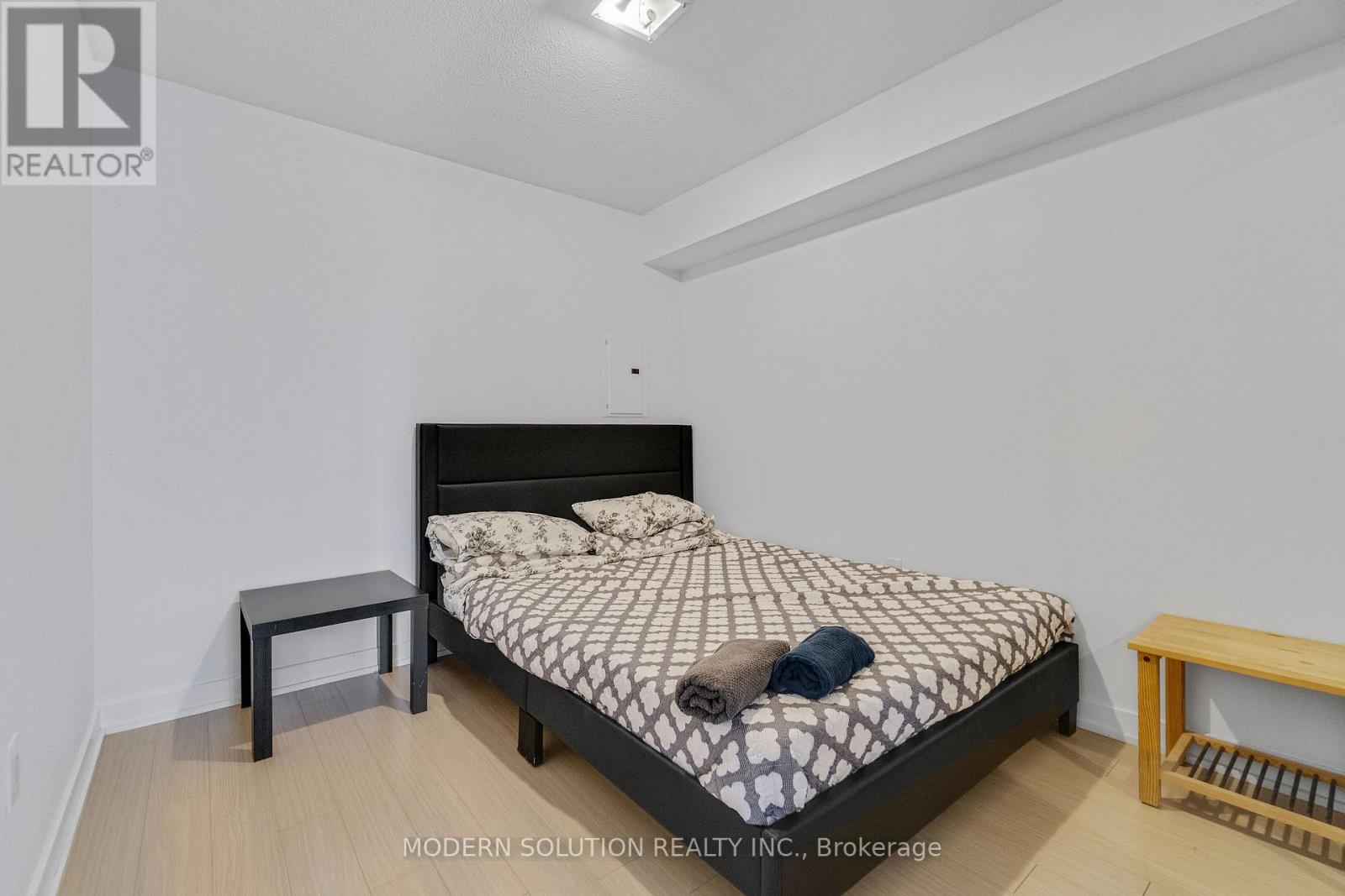 Photo 5 of 925 10 Capreol Court, Toronto ON