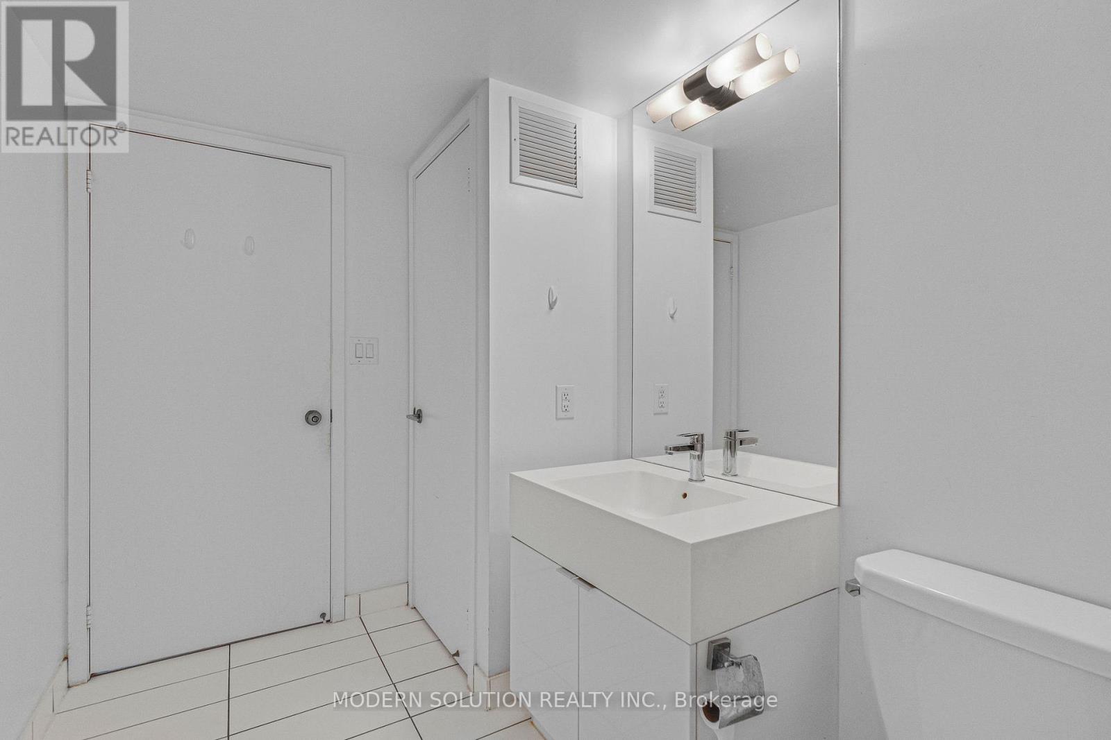 Photo 27 of 925 10 Capreol Court, Toronto ON