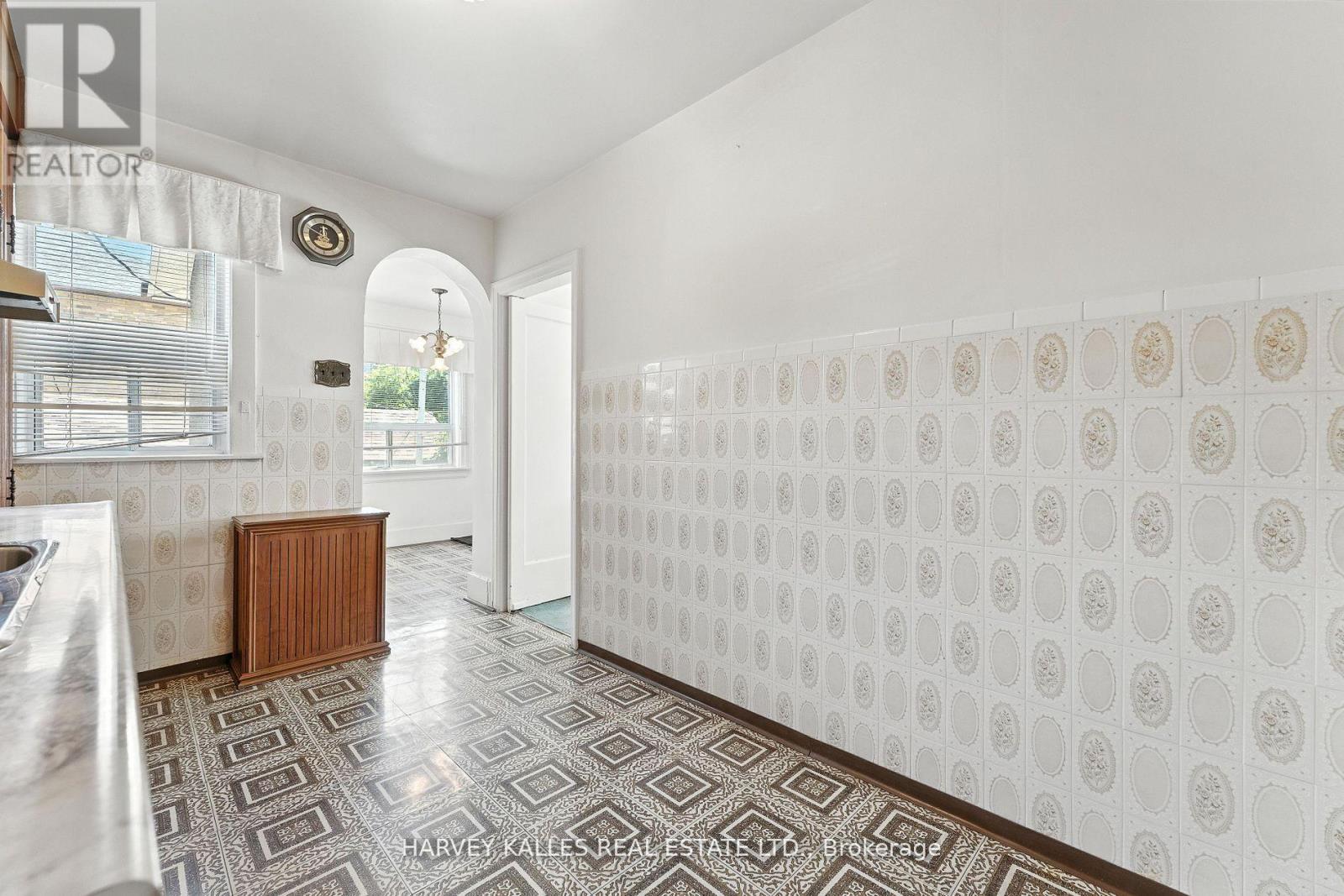 Photo 15 of 547 Ossington Avenue, Toronto ON