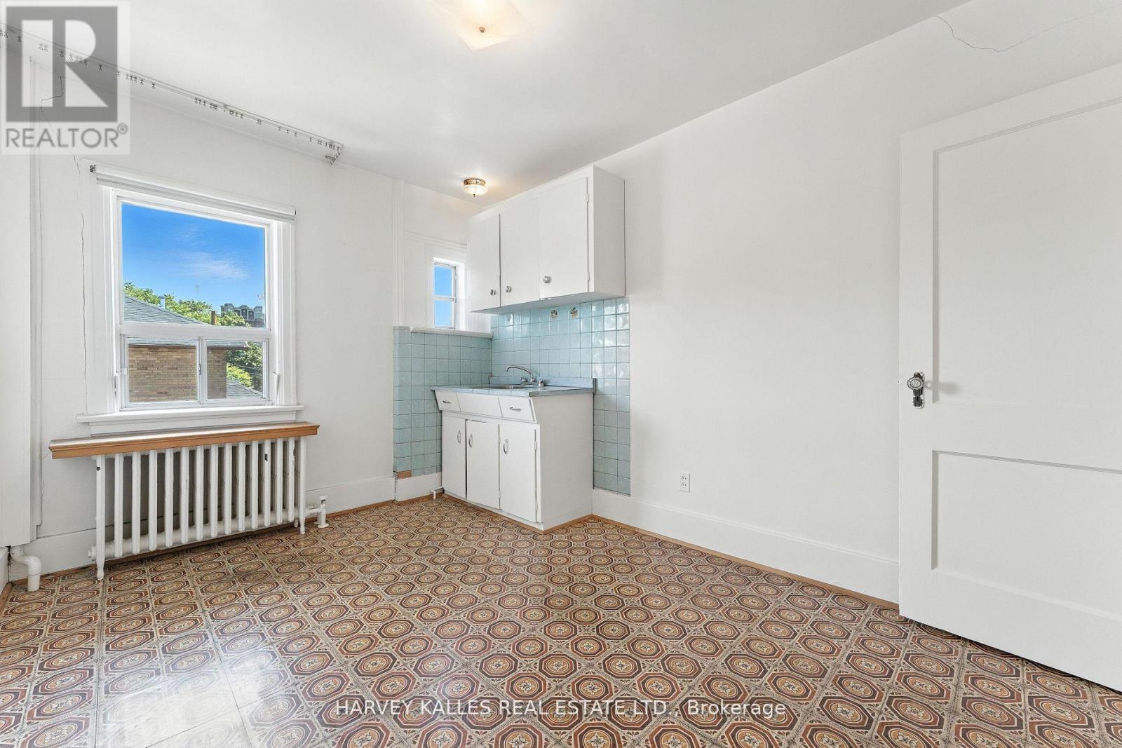 Photo 13 of 547 Ossington Avenue, Toronto ON