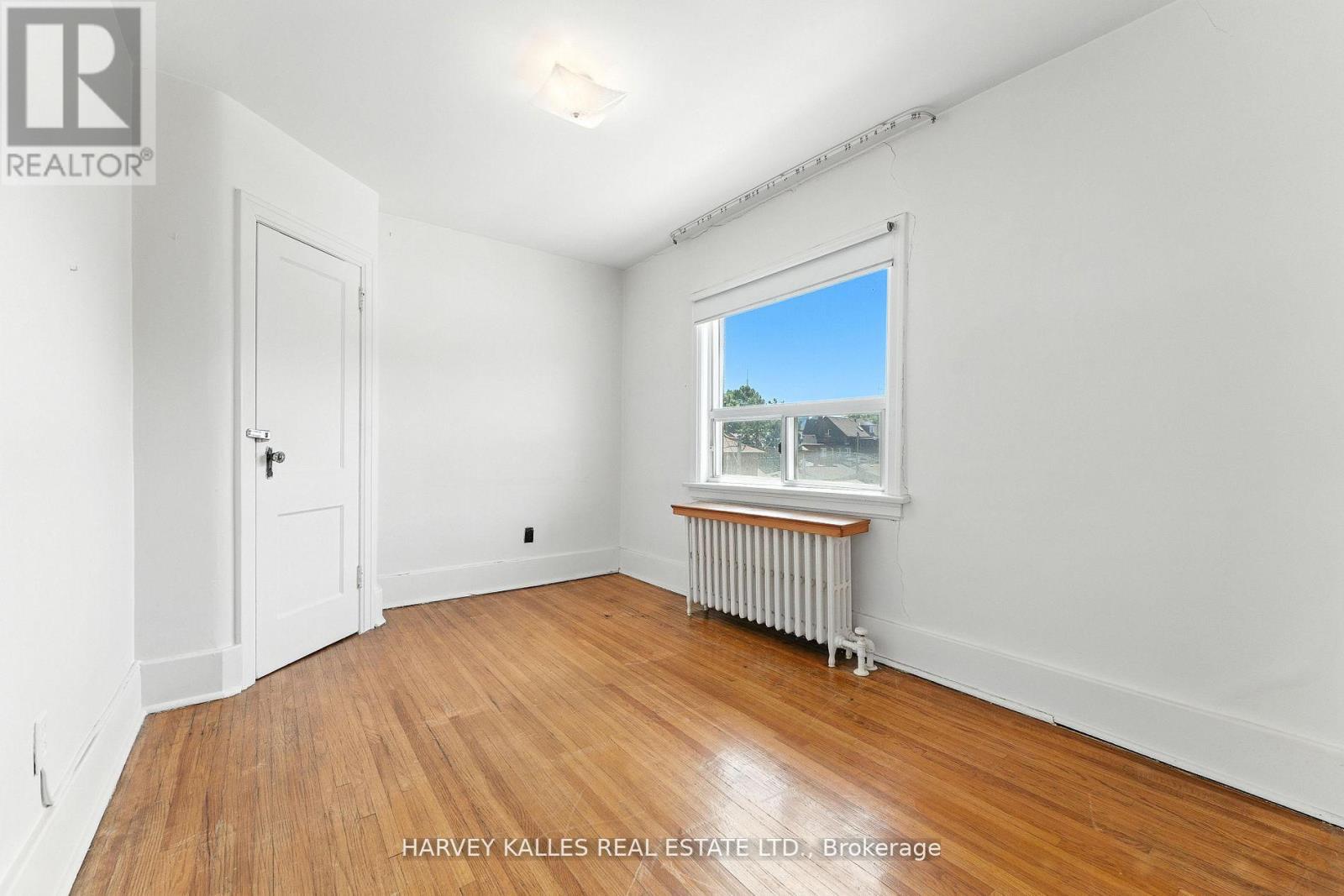 Photo 6 of 547 Ossington Avenue, Toronto ON