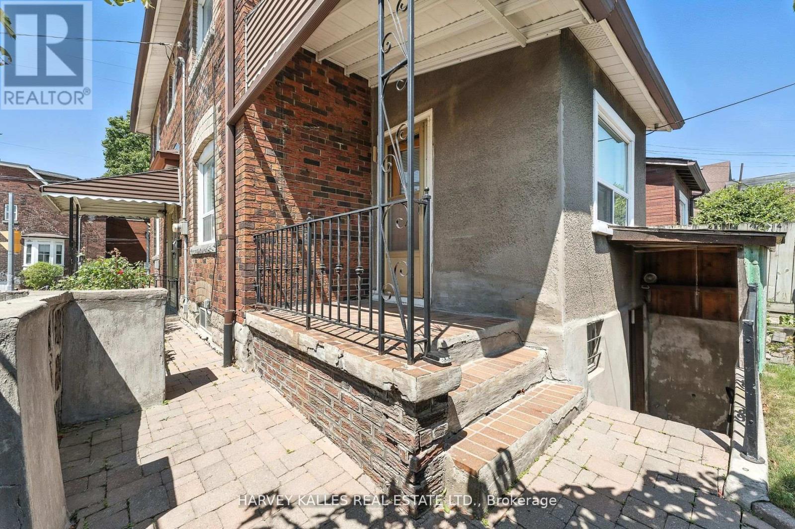 Photo 25 of 547 Ossington Avenue, Toronto ON