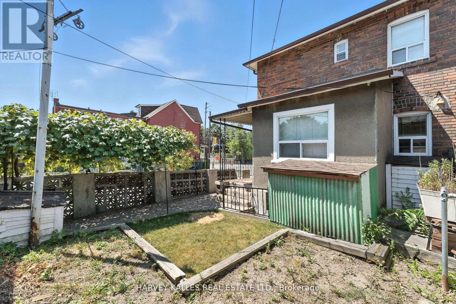 Photo 7 of 547 Ossington Avenue, Toronto ON