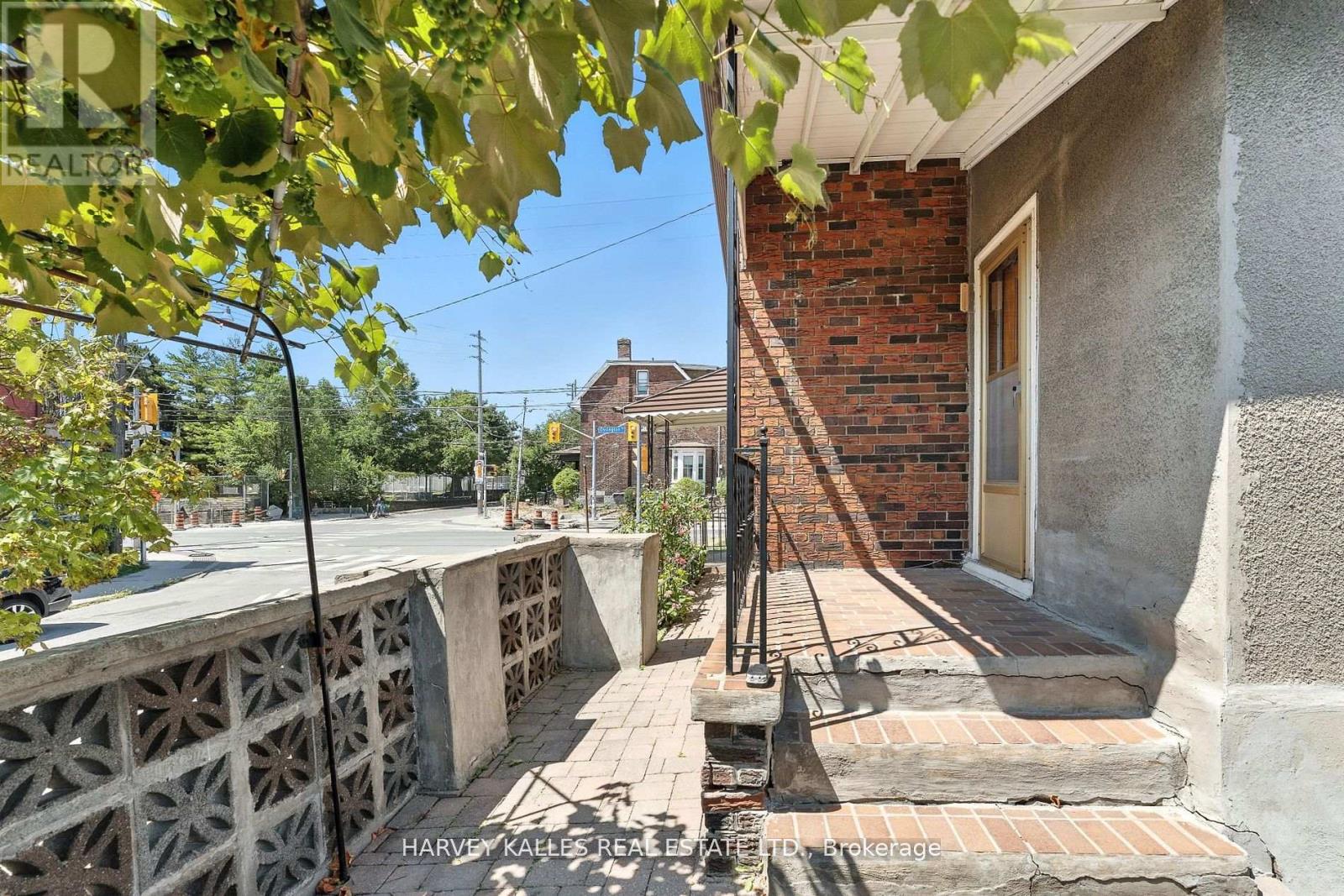 Photo 38 of 547 Ossington Avenue, Toronto ON