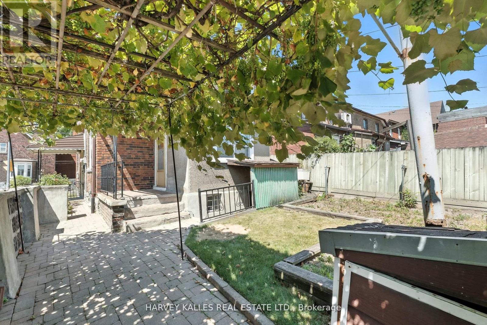 Photo 31 of 547 Ossington Avenue, Toronto ON