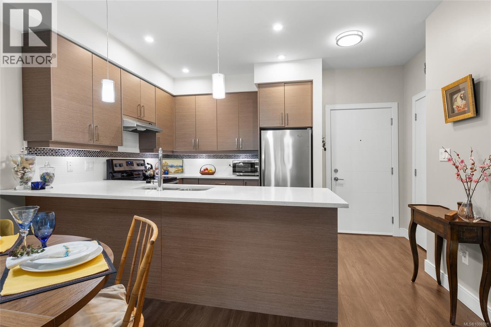 203 7111 West Saanich Rd, Central Saanich