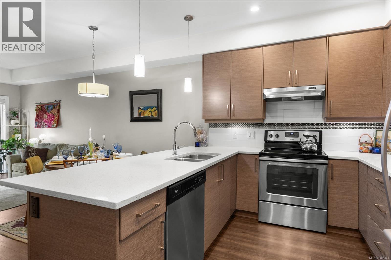 203 7111 West Saanich Rd, Central Saanich