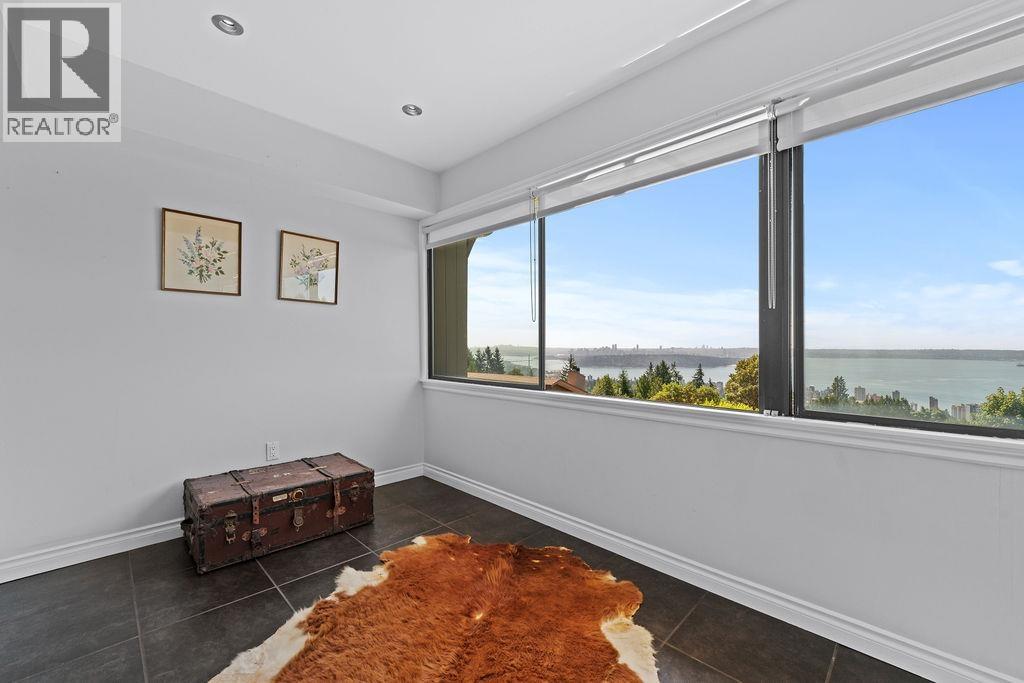 Photo 25 of 64 2212 Folkestone Way, West Vancouver BC