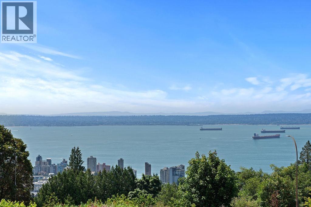 Photo 14 of 64 2212 Folkestone Way, West Vancouver BC