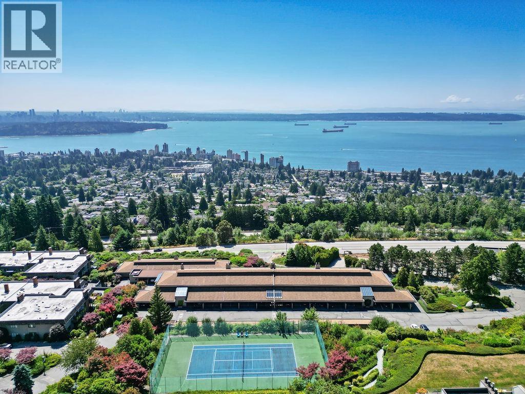 Photo 15 of 64 2212 Folkestone Way, West Vancouver BC