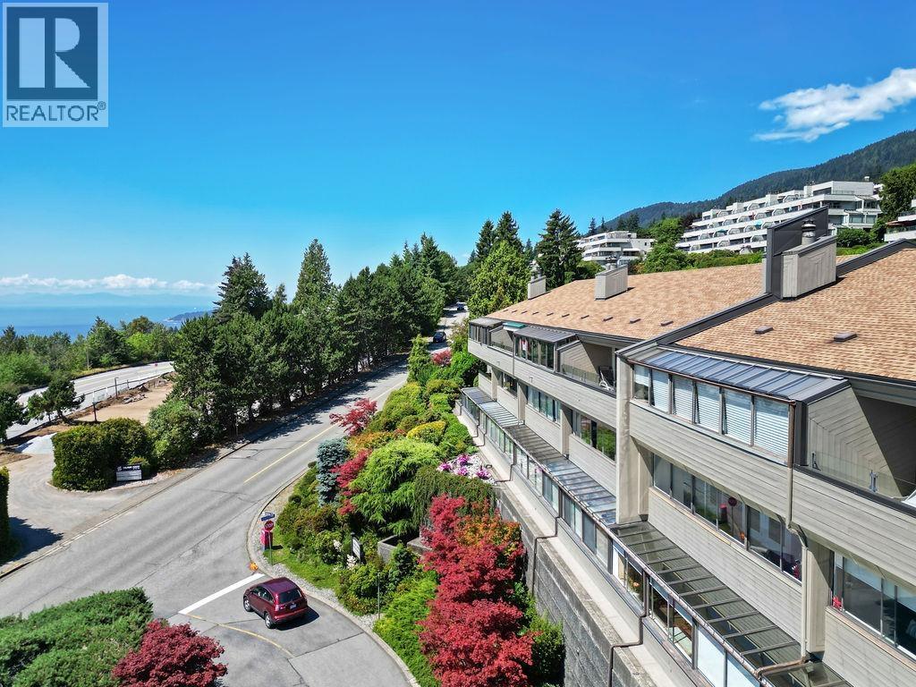 Photo 12 of 64 2212 Folkestone Way, West Vancouver BC