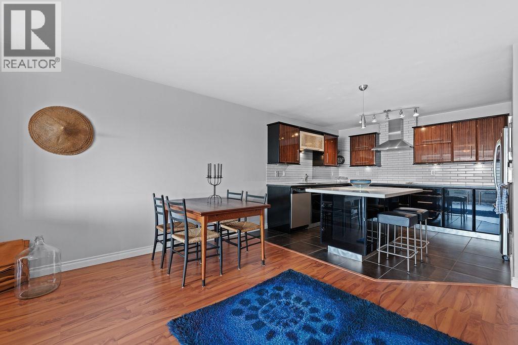 Photo 16 of 64 2212 Folkestone Way, West Vancouver BC