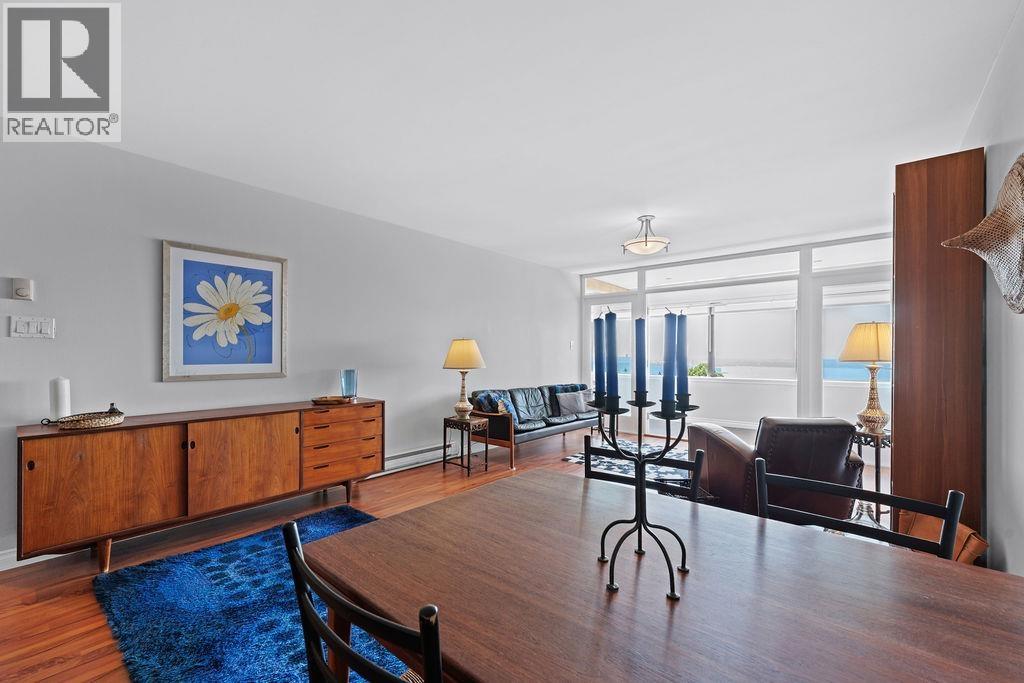Photo 23 of 64 2212 Folkestone Way, West Vancouver BC