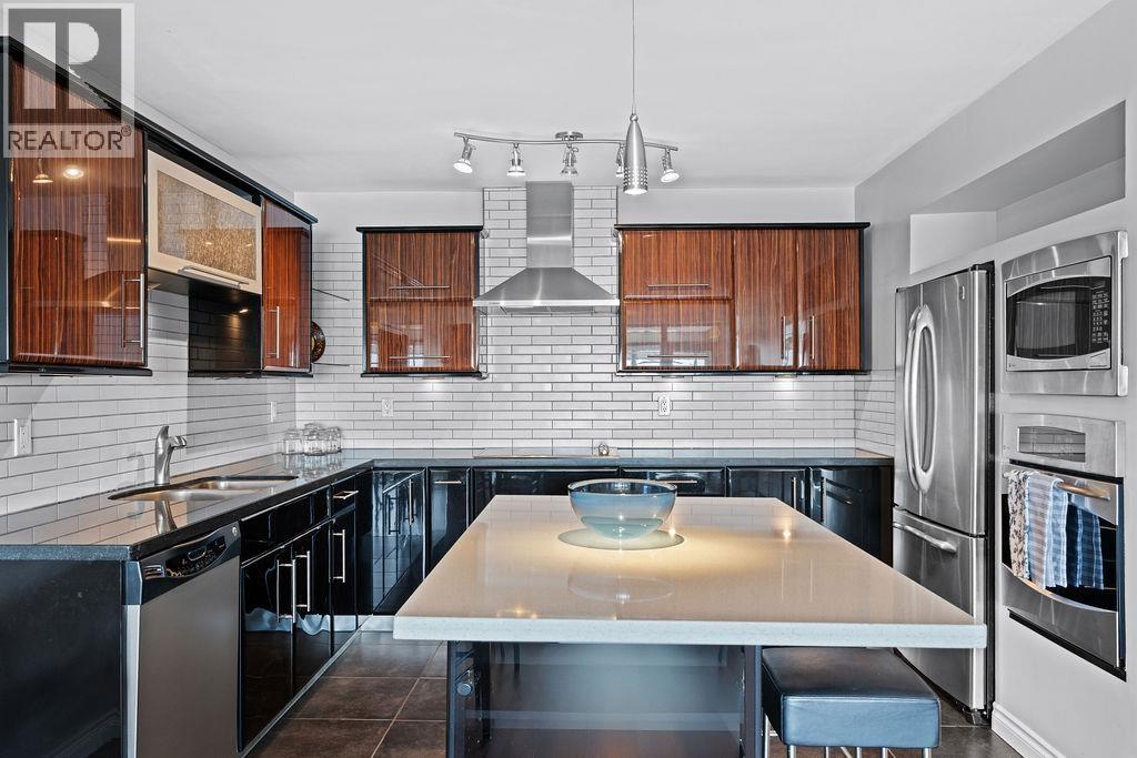 Photo 18 of 64 2212 Folkestone Way, West Vancouver BC