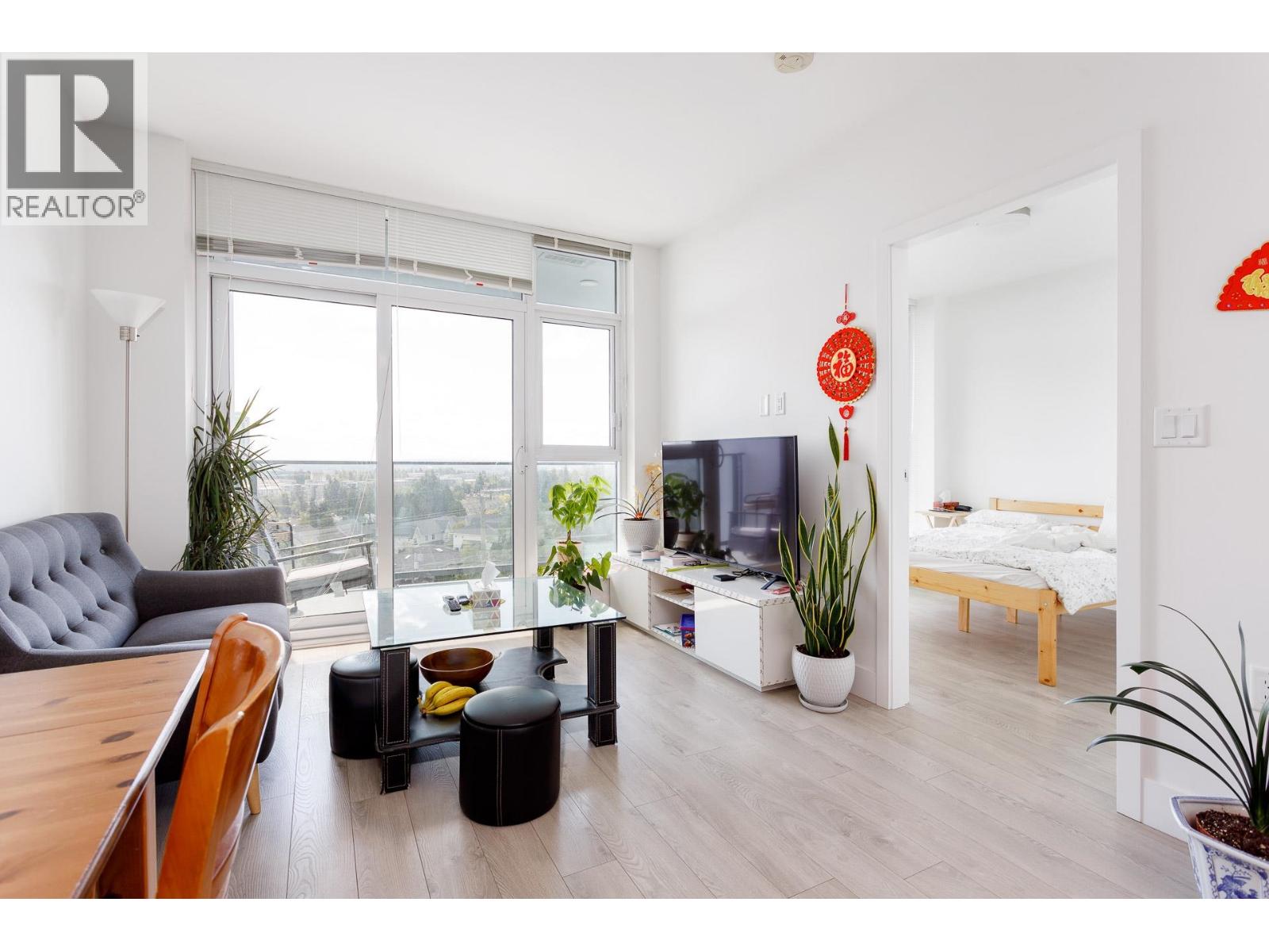 609 7388 KINGSWAY STREET, Burnaby