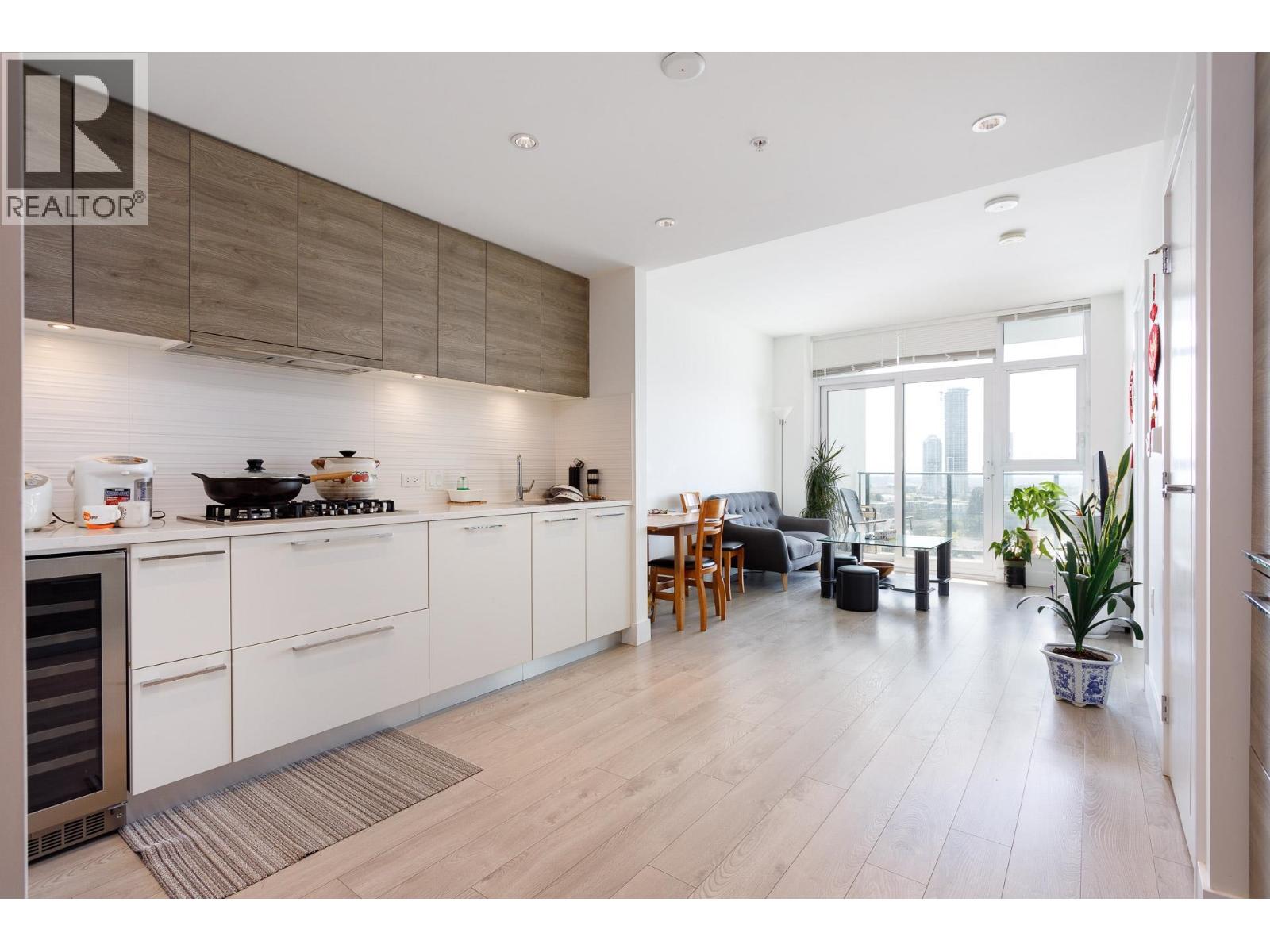 609 7388 KINGSWAY STREET, Burnaby