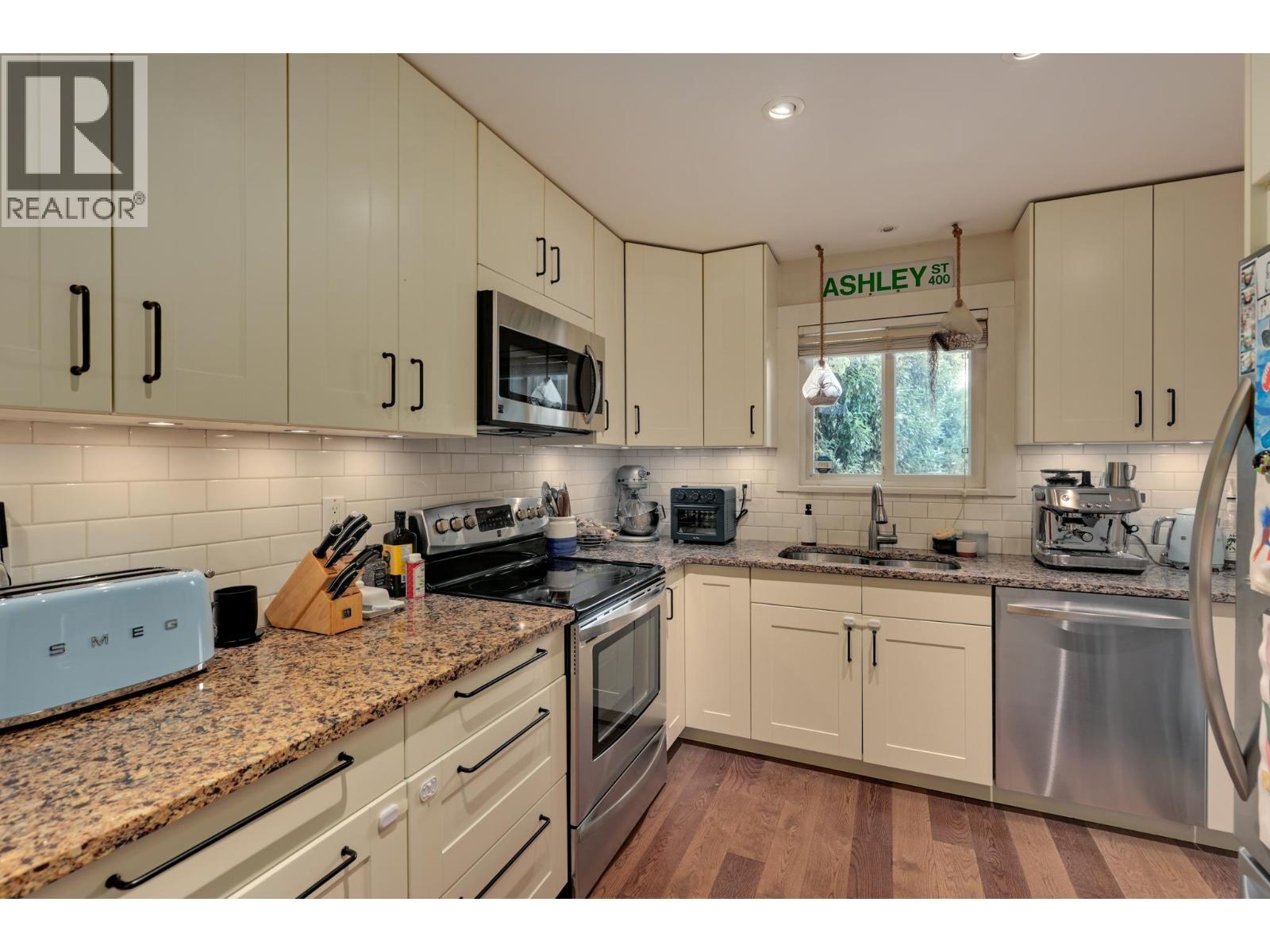 Photo 23 of 3 900 W 17th Street, North Vancouver BC