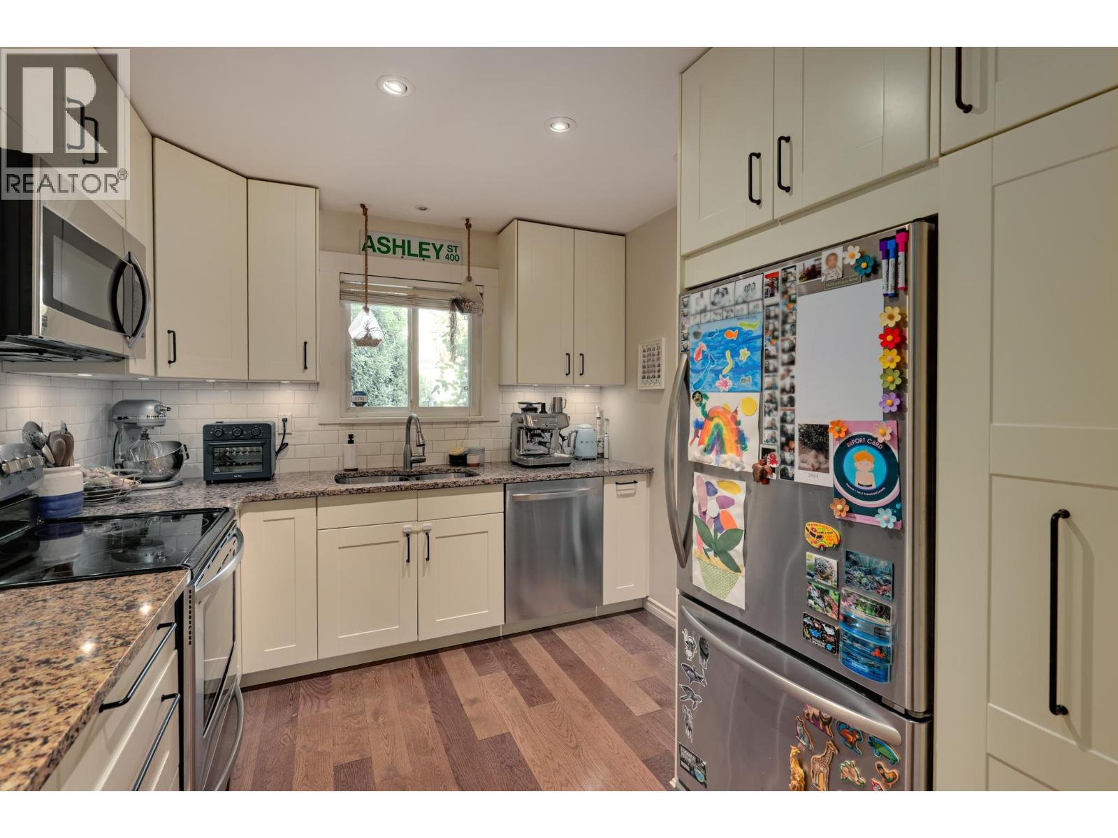 Photo 14 of 3 900 W 17th Street, North Vancouver BC
