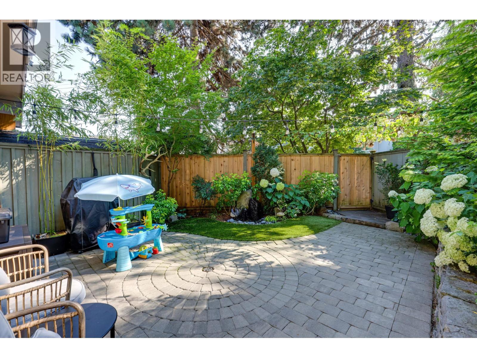 Photo 11 of 3 900 W 17th Street, North Vancouver BC