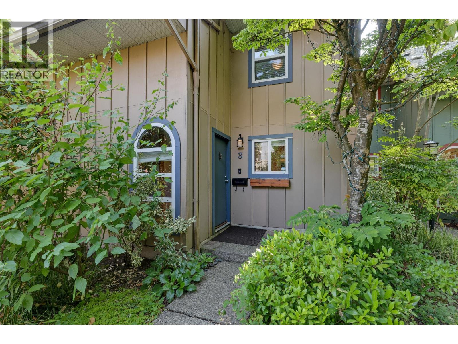 Photo 19 of 3 900 W 17th Street, North Vancouver BC