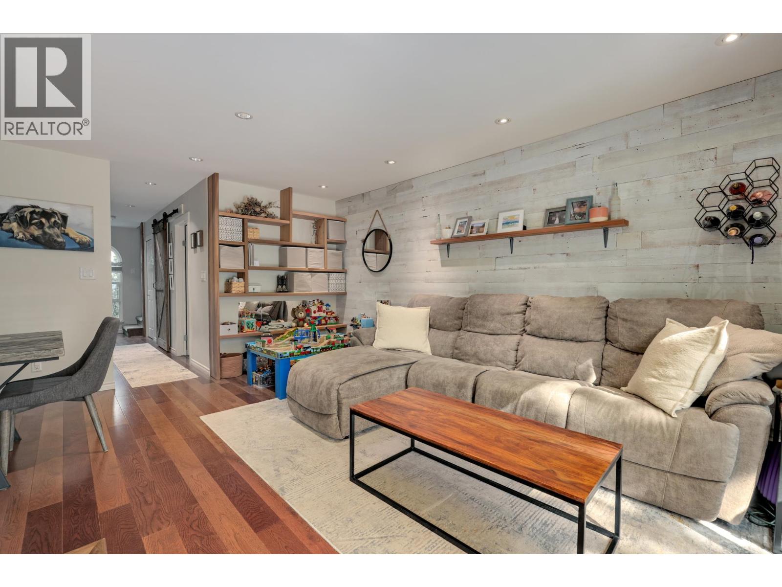 Photo 18 of 3 900 W 17th Street, North Vancouver BC