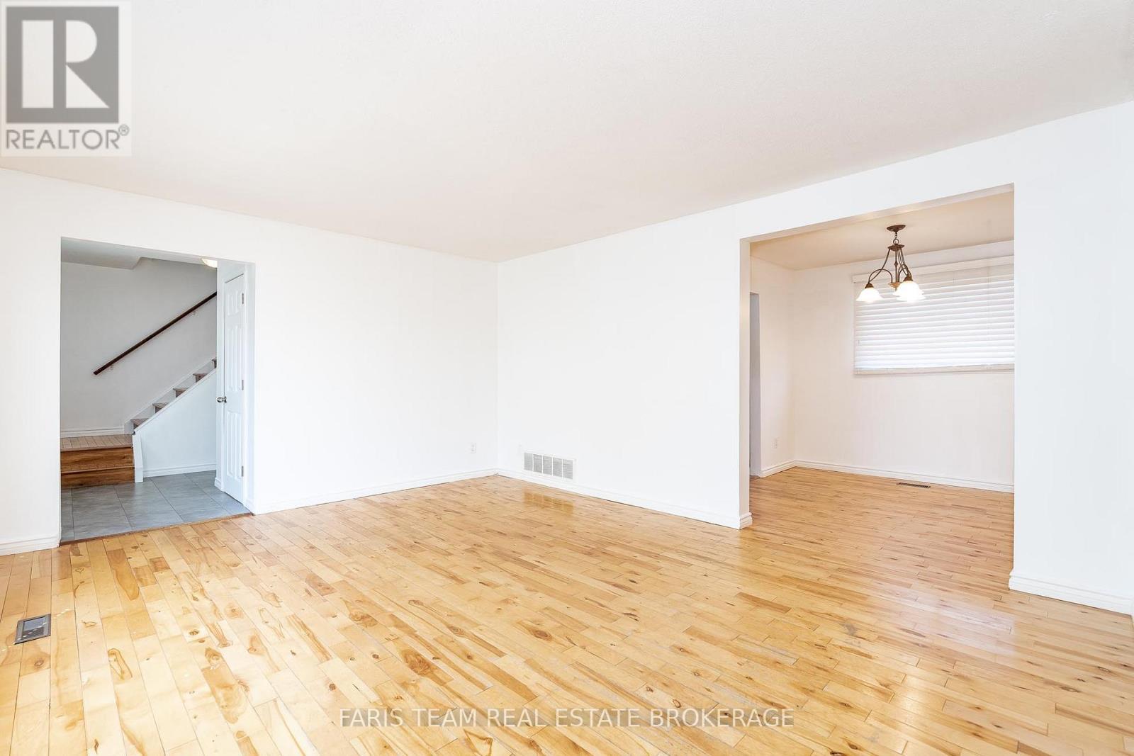 Photo 14 of 368 Leslie Avenue, Orillia ON