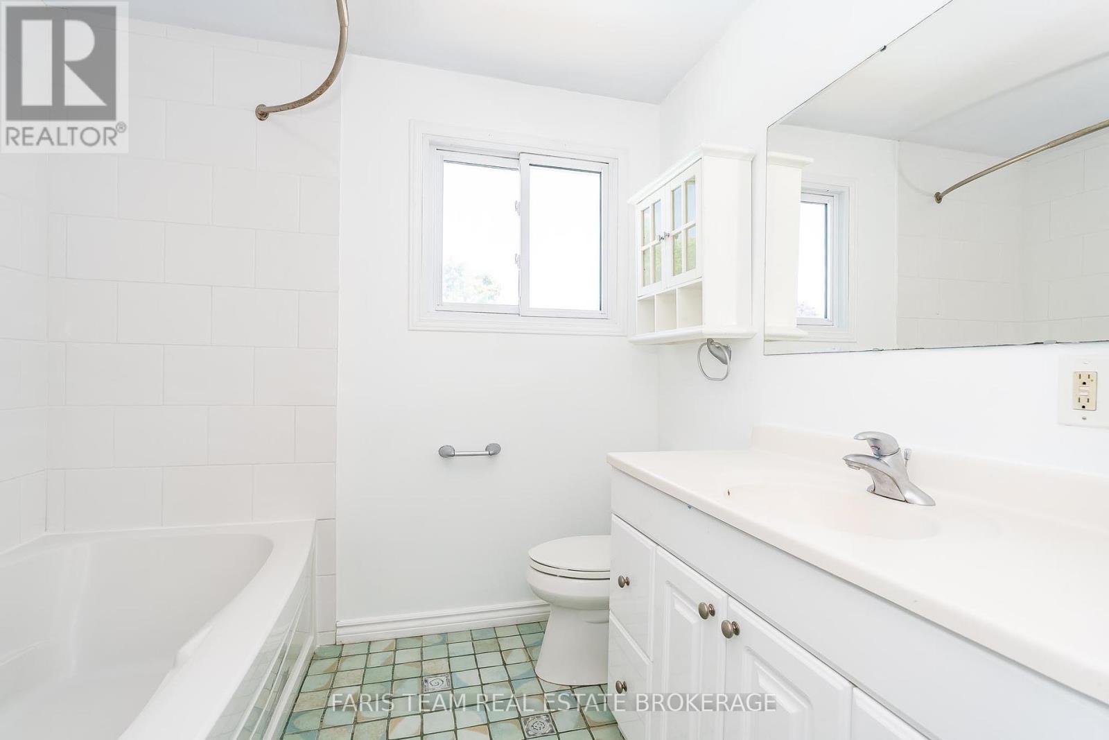 Photo 6 of 368 Leslie Avenue, Orillia ON