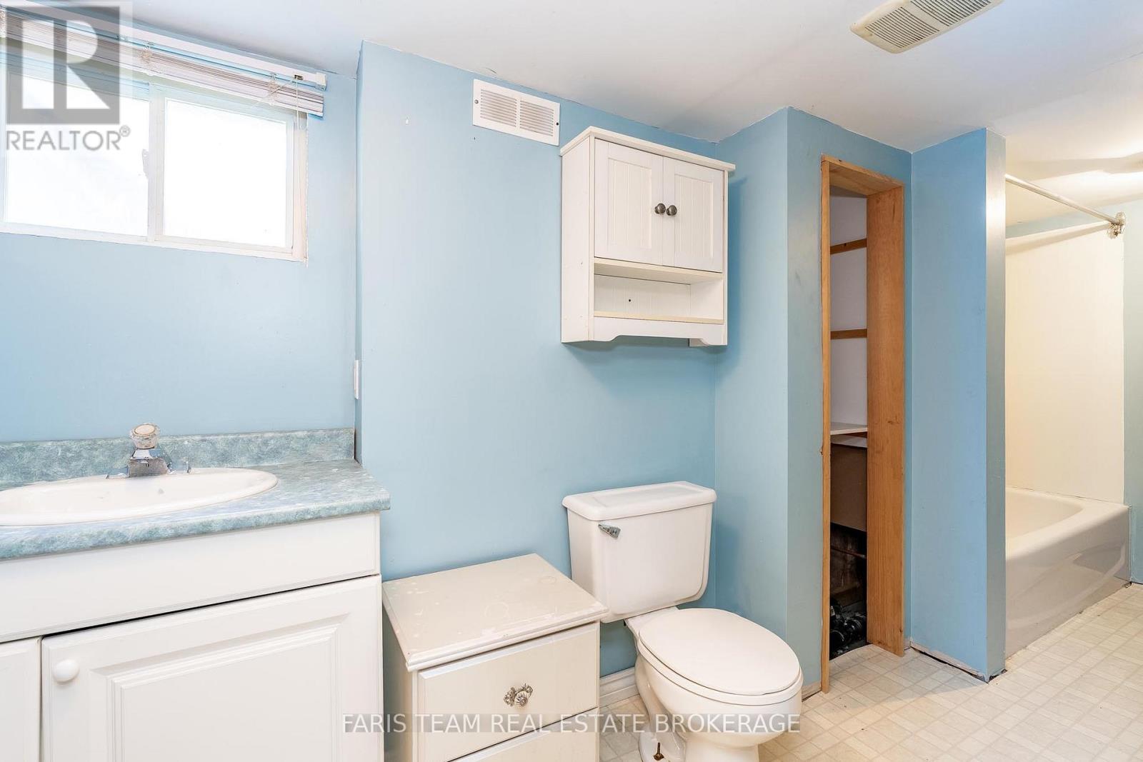 Photo 10 of 368 Leslie Avenue, Orillia ON