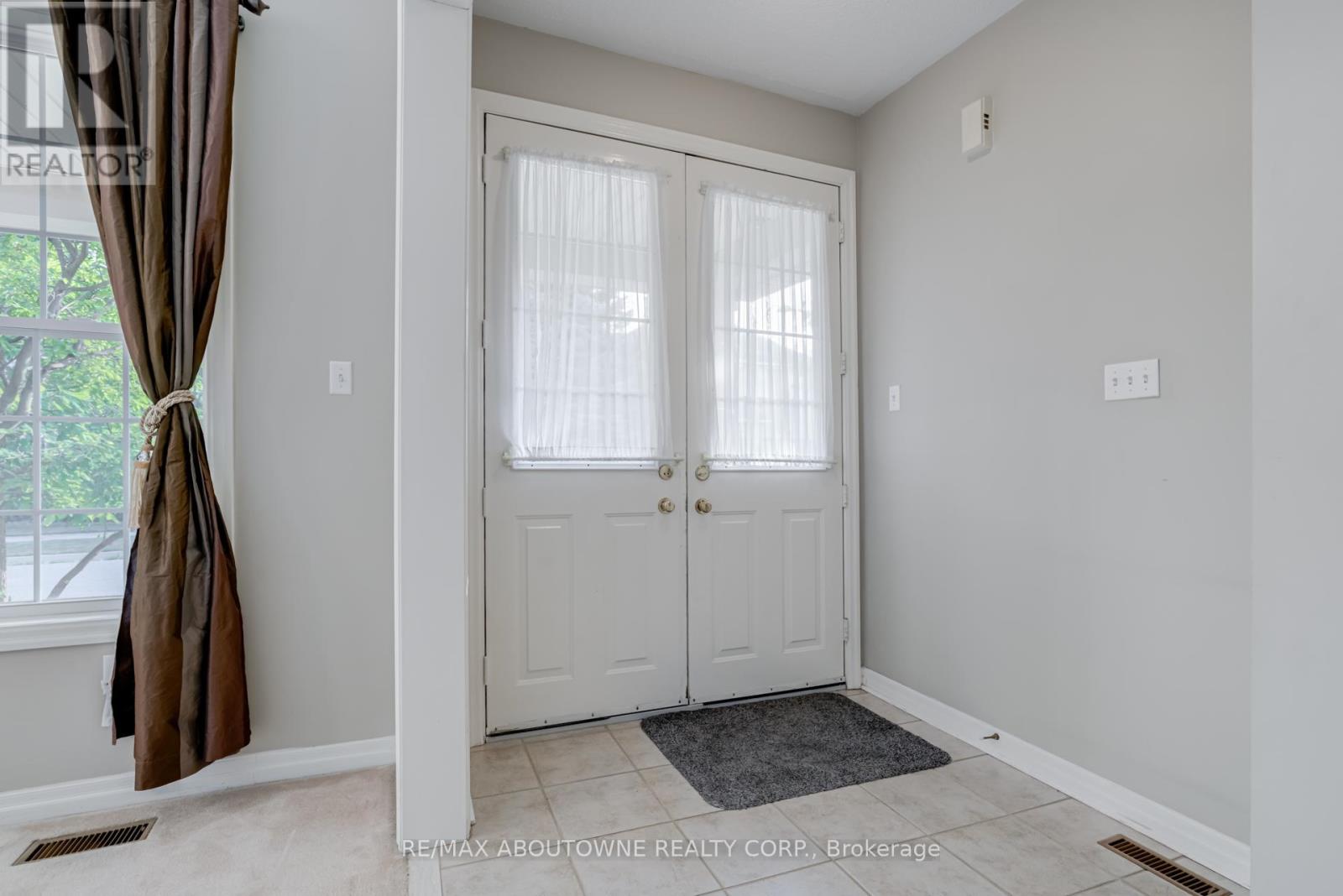 Photo 4 of 2245 Riverdale Place, Oakville ON