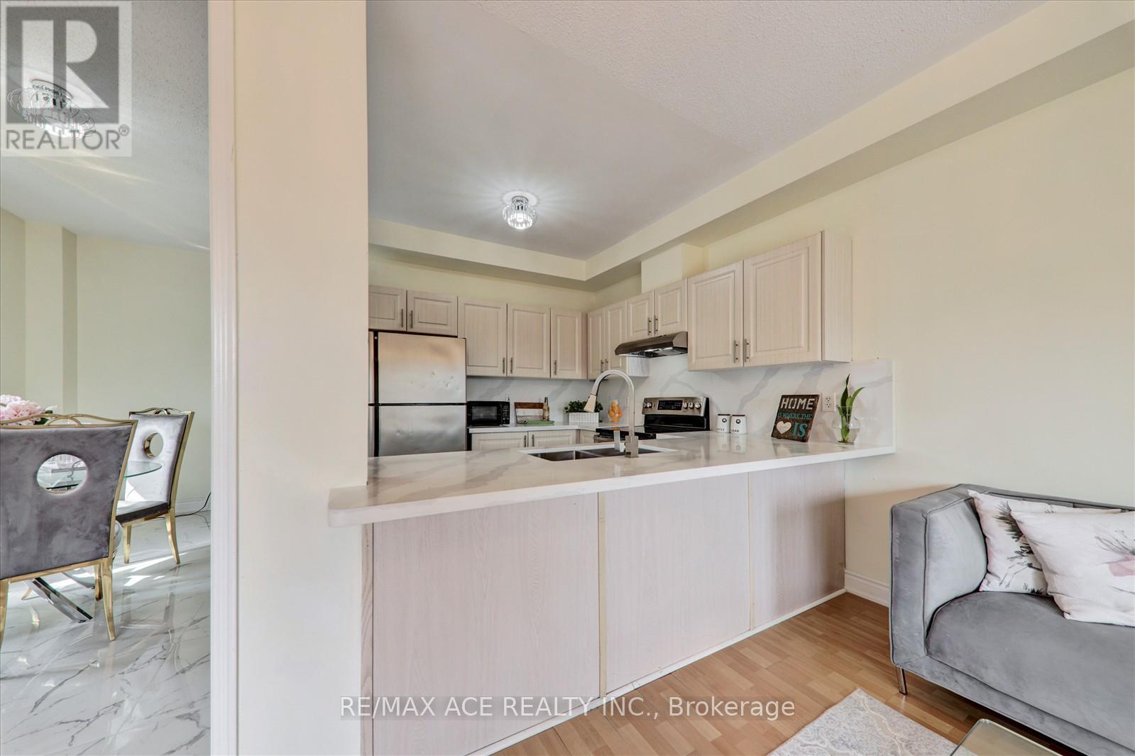 Photo 8 of 31 Cherryplum Way, Brampton ON