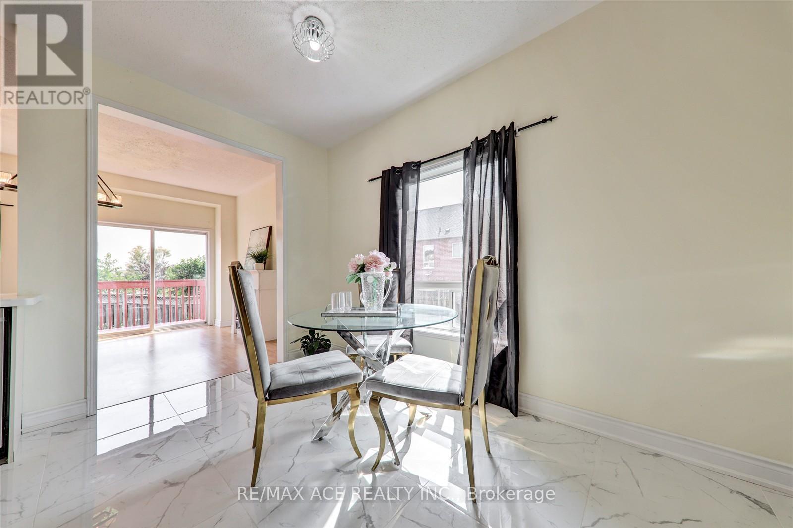 Photo 10 of 31 Cherryplum Way, Brampton ON