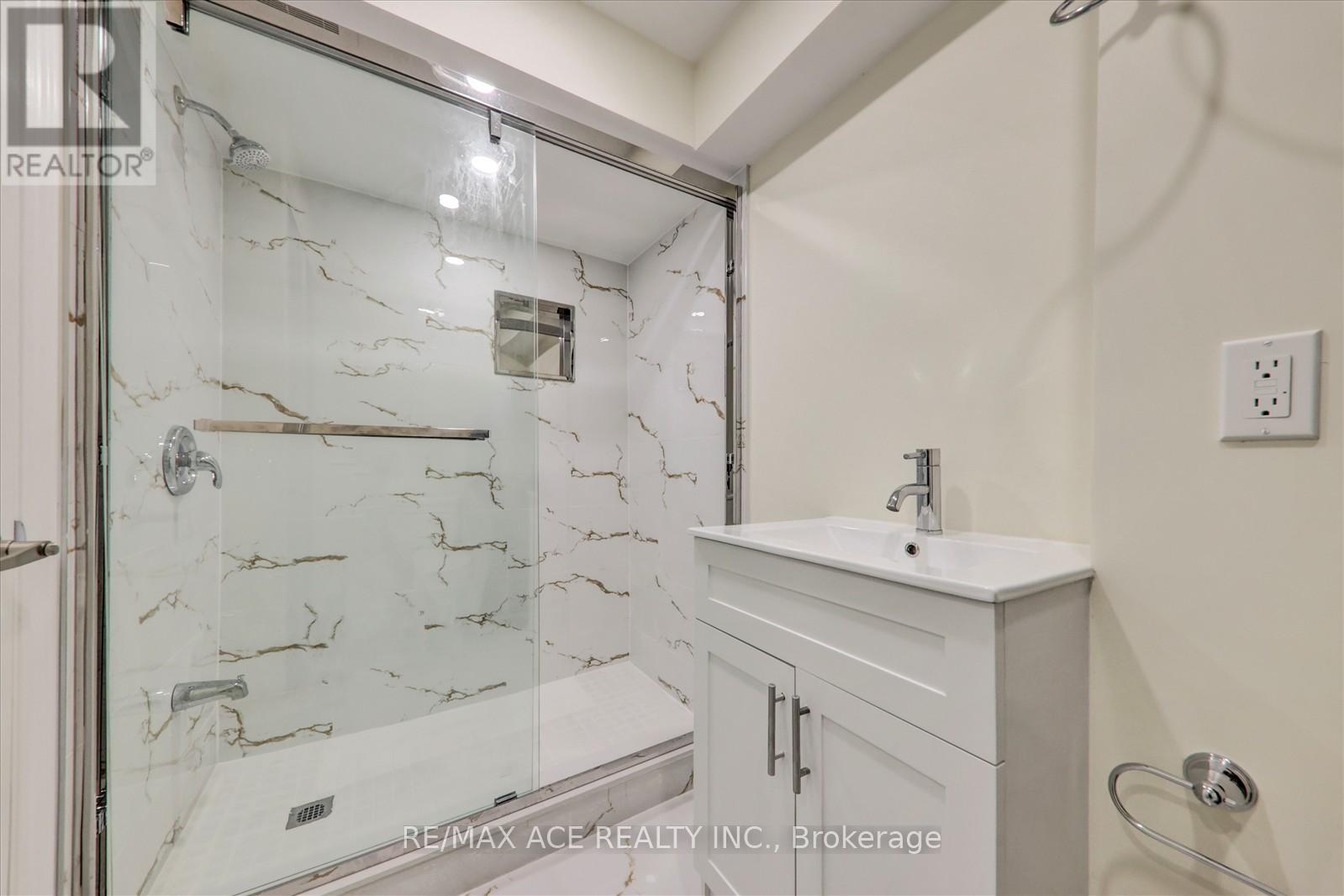 Photo 18 of 31 Cherryplum Way, Brampton ON