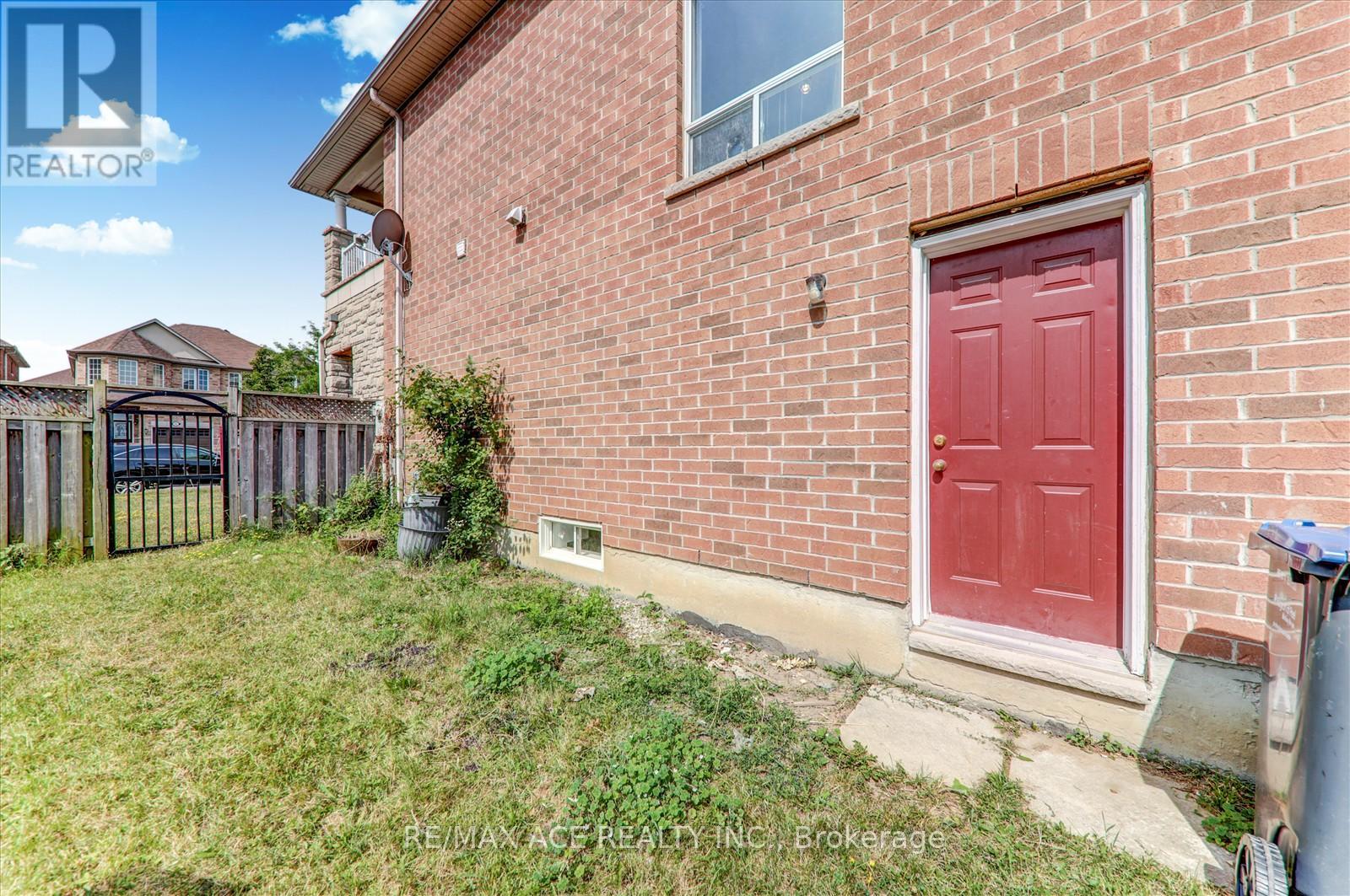 Photo 32 of 31 Cherryplum Way, Brampton ON