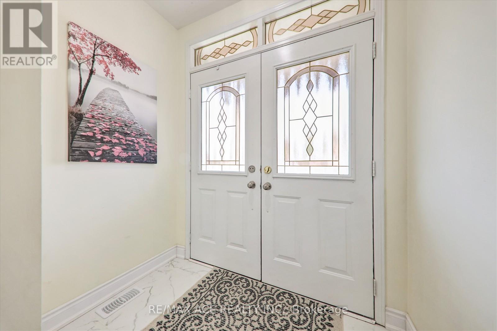 Photo 3 of 31 Cherryplum Way, Brampton ON
