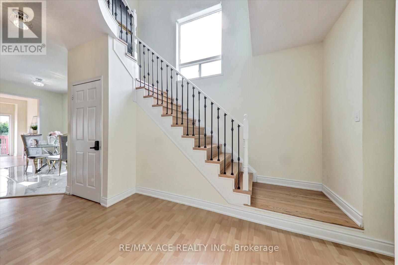 Photo 9 of 31 Cherryplum Way, Brampton ON