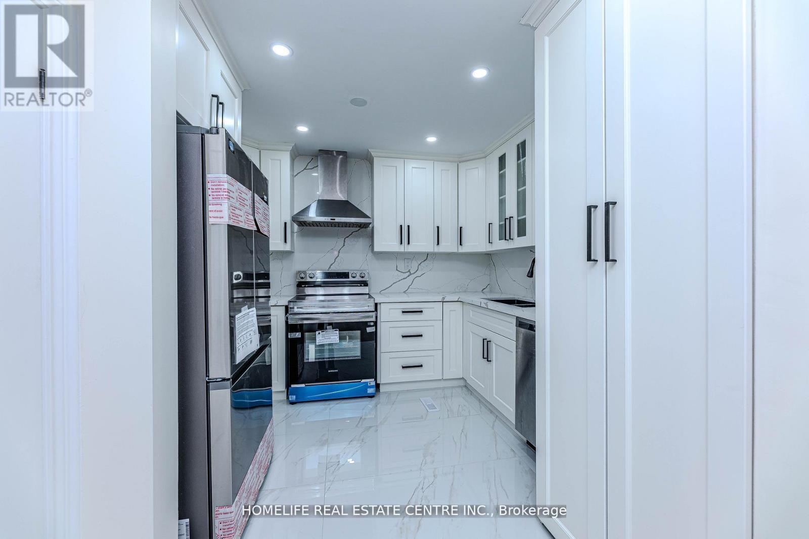Photo 30 of 46 Lady Stewart Boulevard, Brampton ON