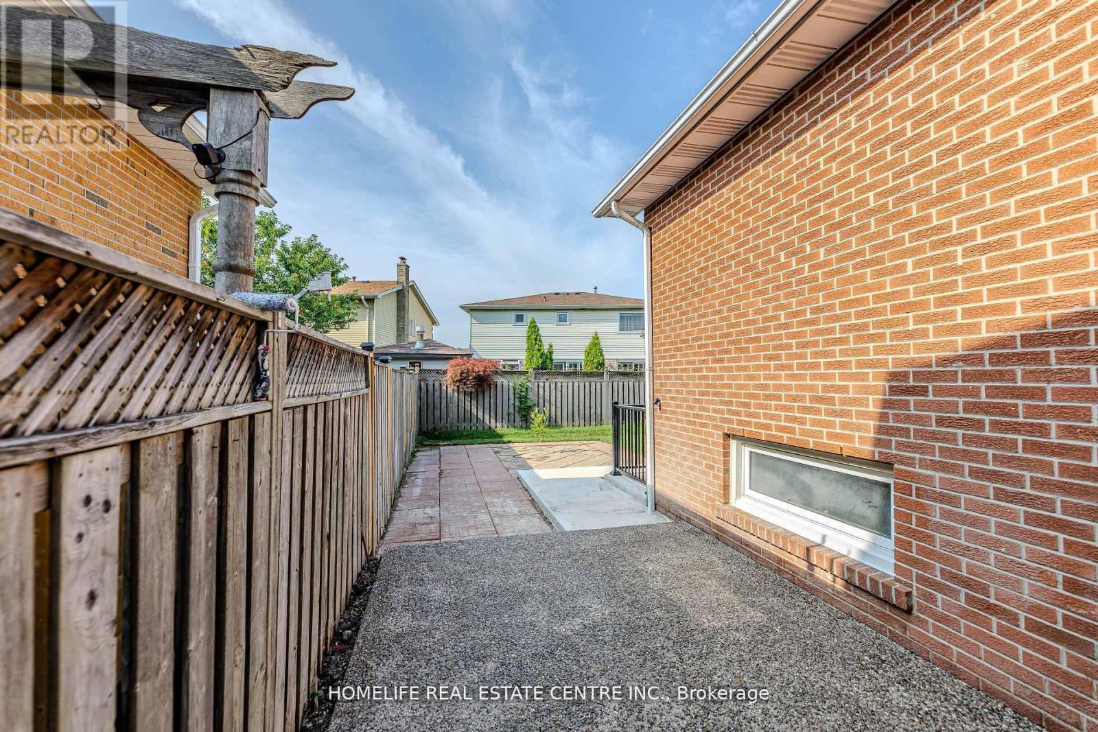 Photo 9 of 46 Lady Stewart Boulevard, Brampton ON