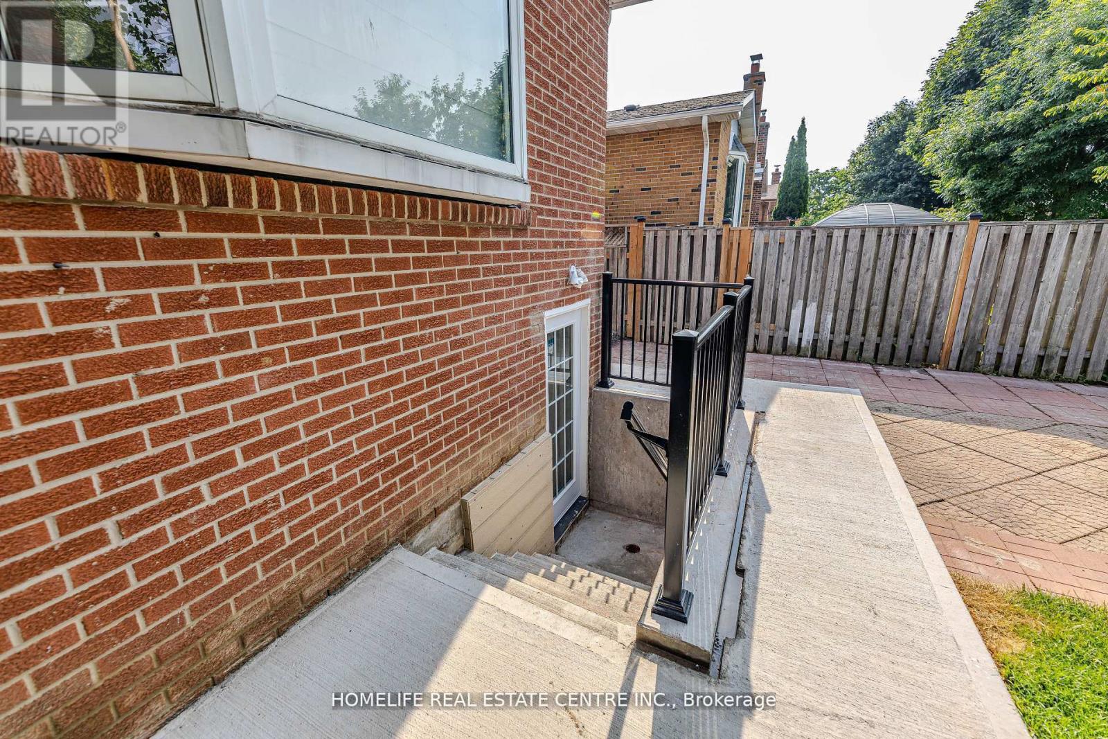 Photo 16 of 46 Lady Stewart Boulevard, Brampton ON