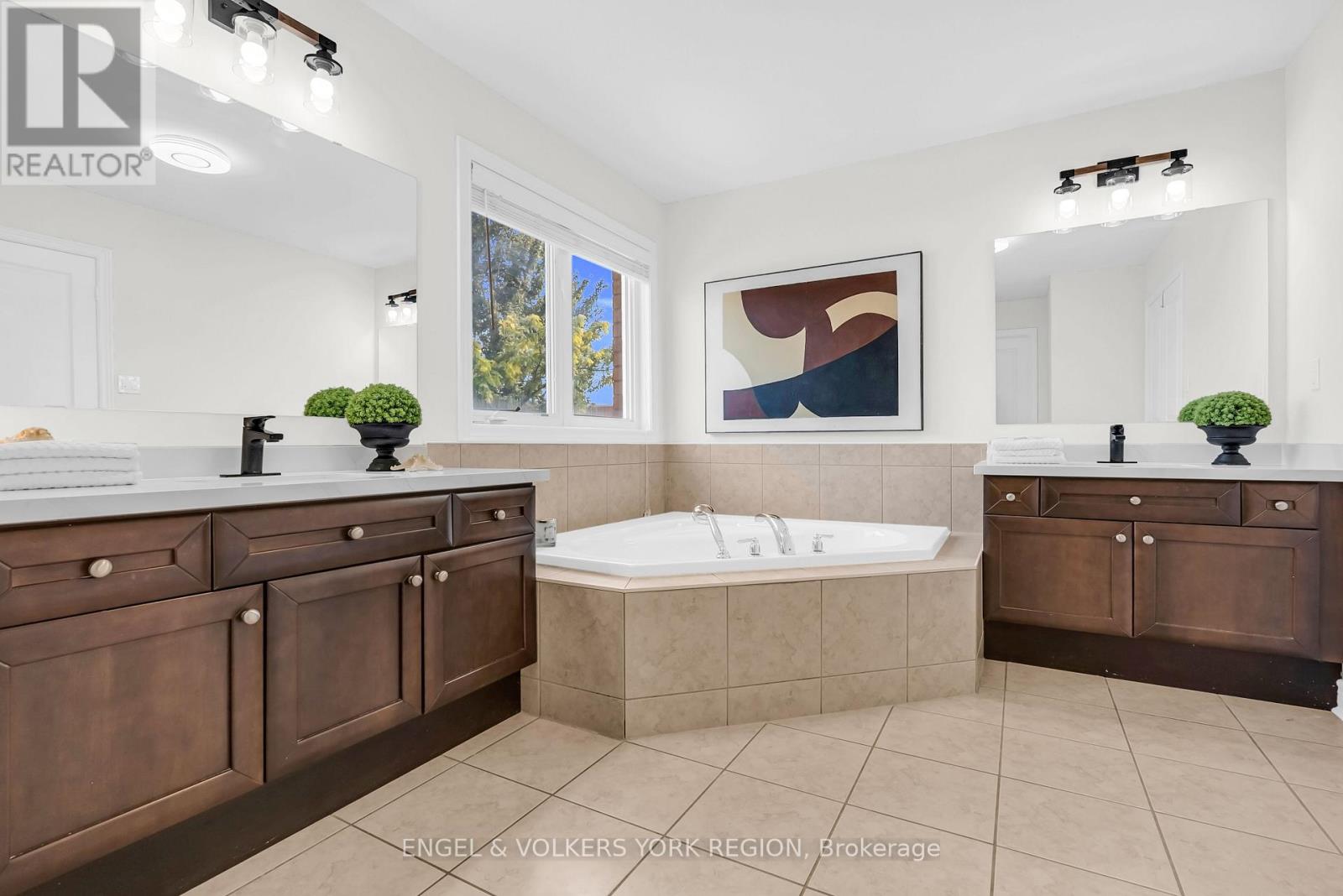 Photo 12 of 3236 Tacc Drive, Mississauga ON