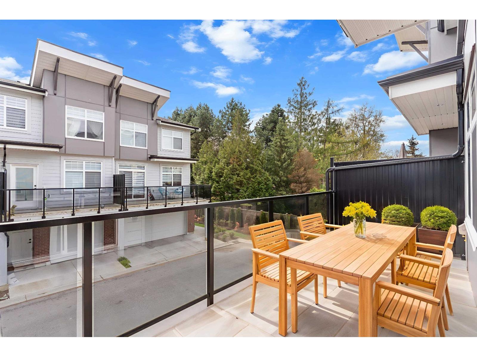 Photo 8 of 11 22334 48 Avenue, Langley BC