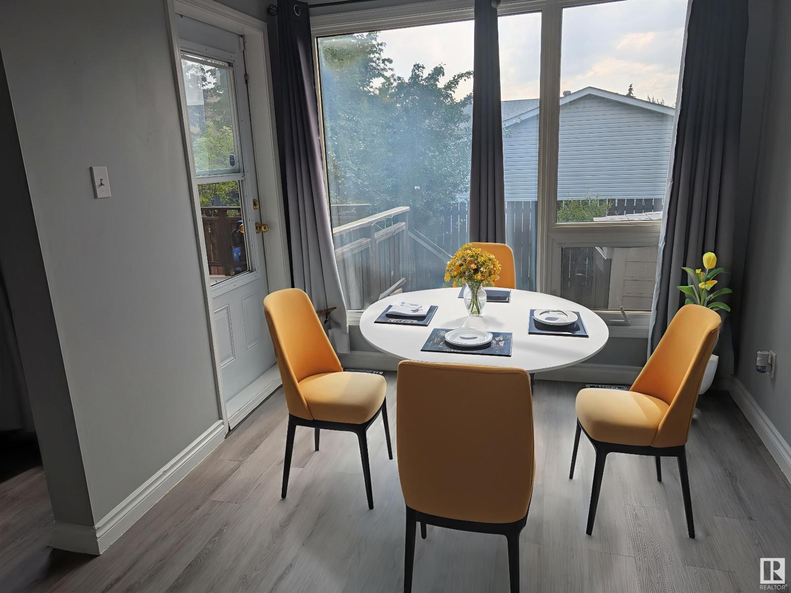 Photo 10 of 45 Lorelei Cl Nw, Edmonton AB