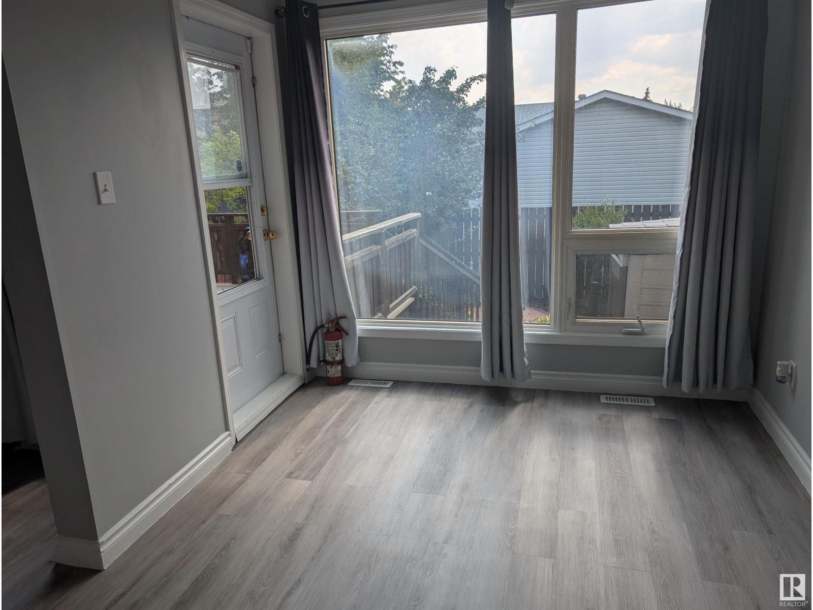 Photo 13 of 45 Lorelei Cl Nw, Edmonton AB
