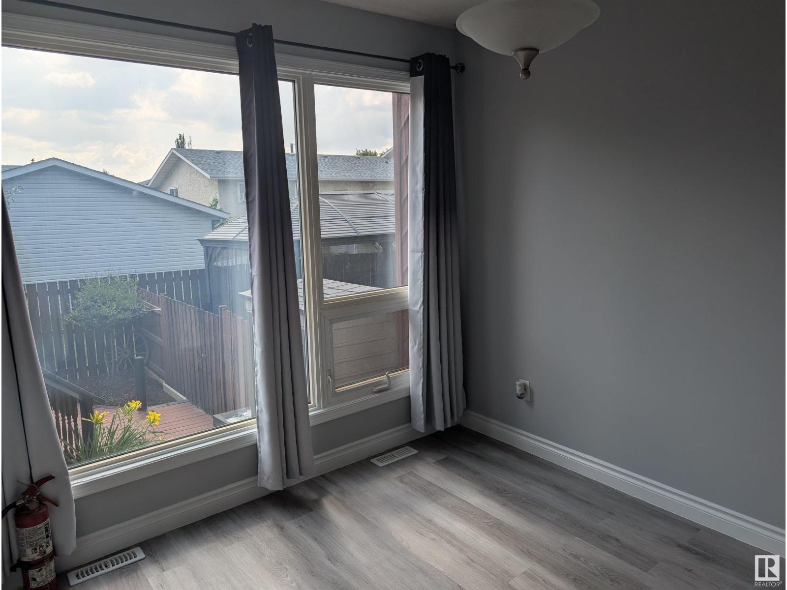 Photo 15 of 45 Lorelei Cl Nw, Edmonton AB